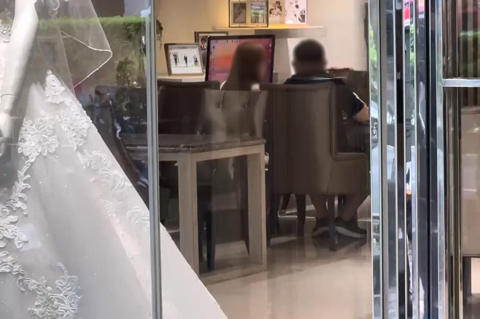 台中1名少女與19歲男友到婚紗店拍攝婚紗風格的照片,因後來追加挑選照片,費用暴增到11.8萬元,少女媽媽不滿未經同意知會,要求退費。照片非當事人。圖/民眾提供