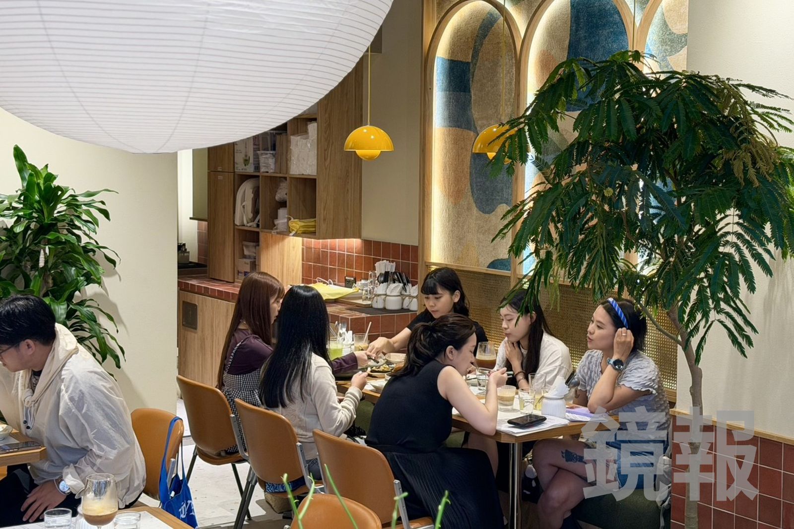 「pastaio noodle cafe」忠孝店空間以紙燈籠為主視覺,交織溫潤木作、藤編等日式元素。