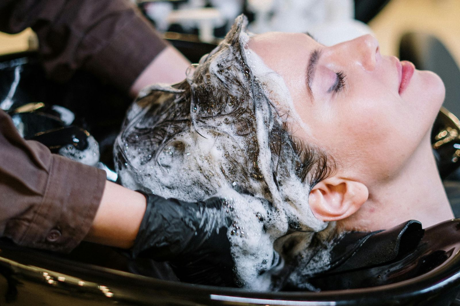 每天洗頭還是油膩膩？醫曝「5大元凶」：4招可治療