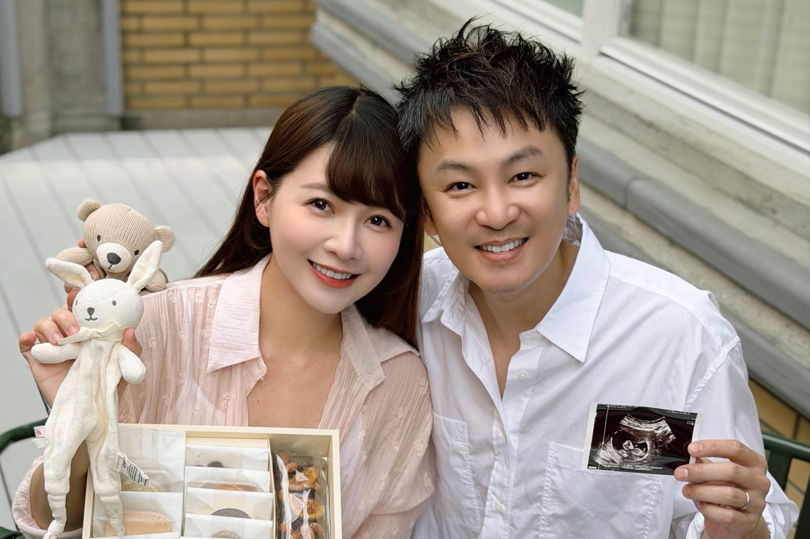 謝京穎產後2個月同框張書偉放閃!8字揭一家四口生活現況 女兒小手竟「受傷」真實原因曝光