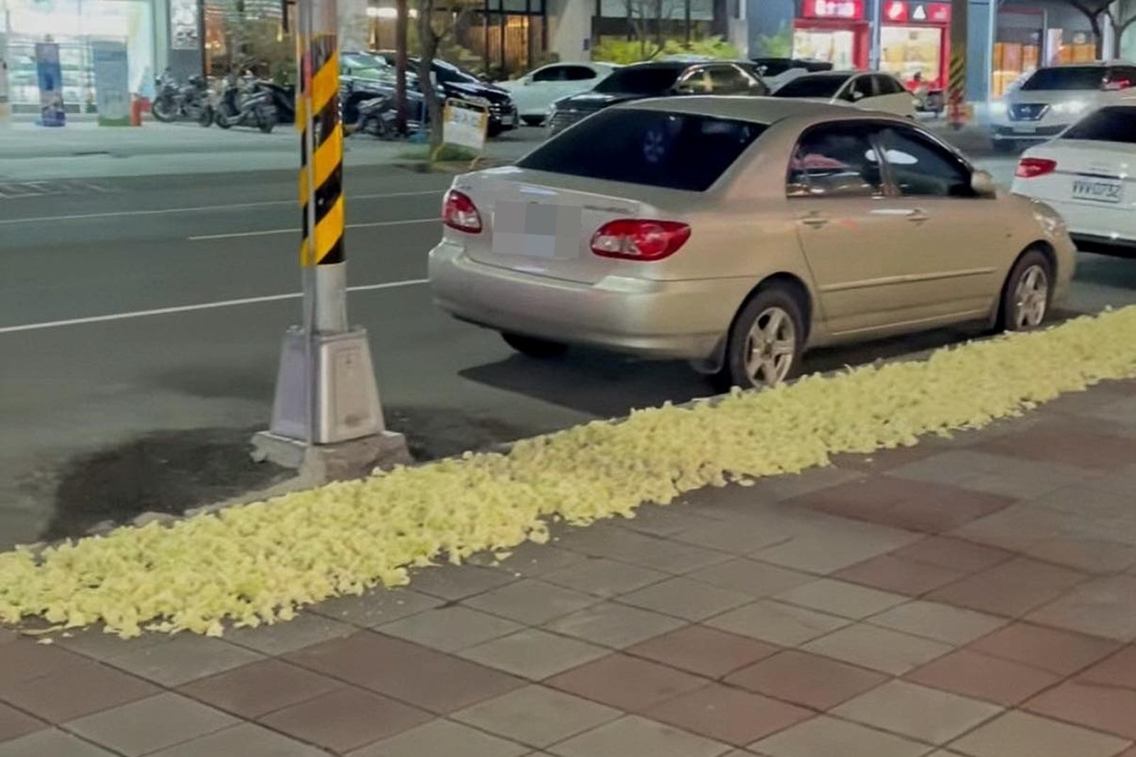 高雄火鍋一條街現「極品在地美食」民眾嚇爛：以為農家　警方出手最高罰2400元
