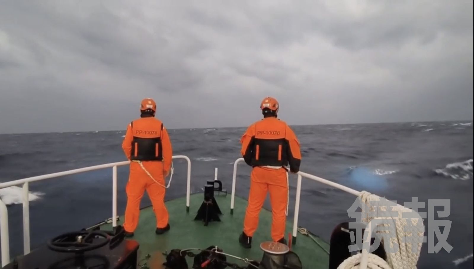 空軍上尉辛柏毅跳傘後失聯,海巡持續派出3艦及6艇於事故海域持續搜尋。翻攝畫面