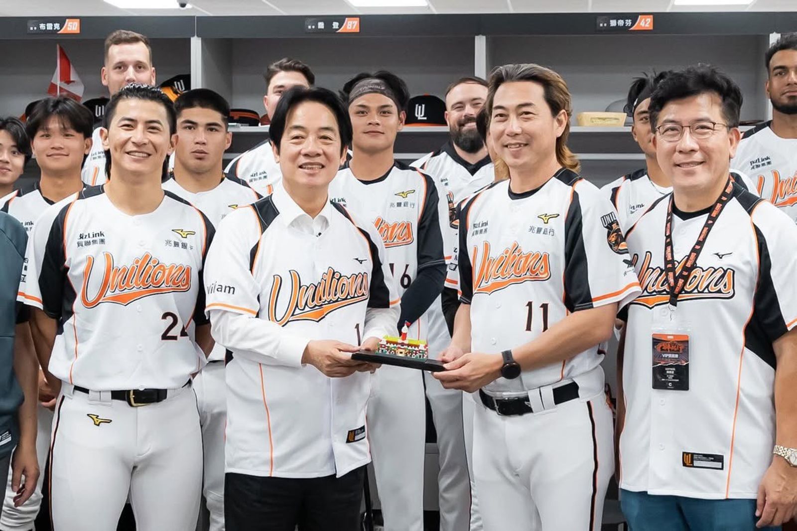 統一獅新主場首戰「最大咖獅迷」賴清德來了!送餅總「總統府模型」有這含義