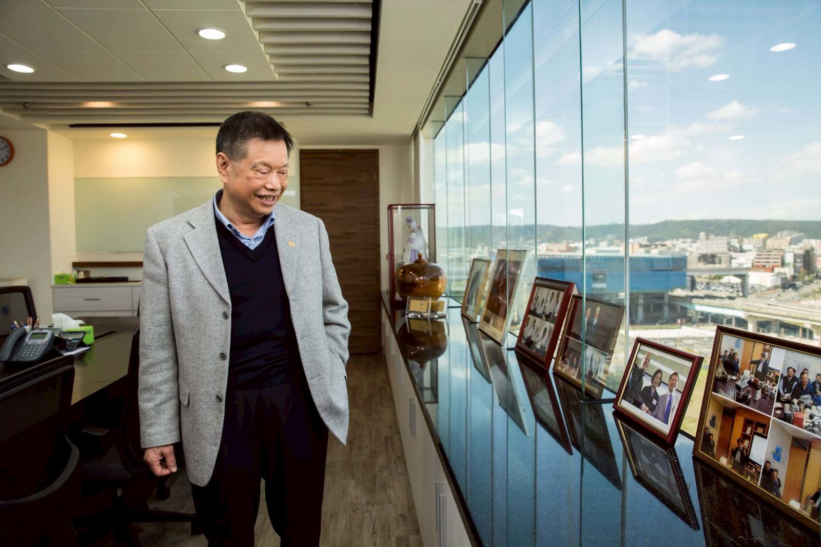 鎢鋼大王廖萬隆認識兩岸許多政治人物,但他始終忠於國民黨。圖/鏡週刊