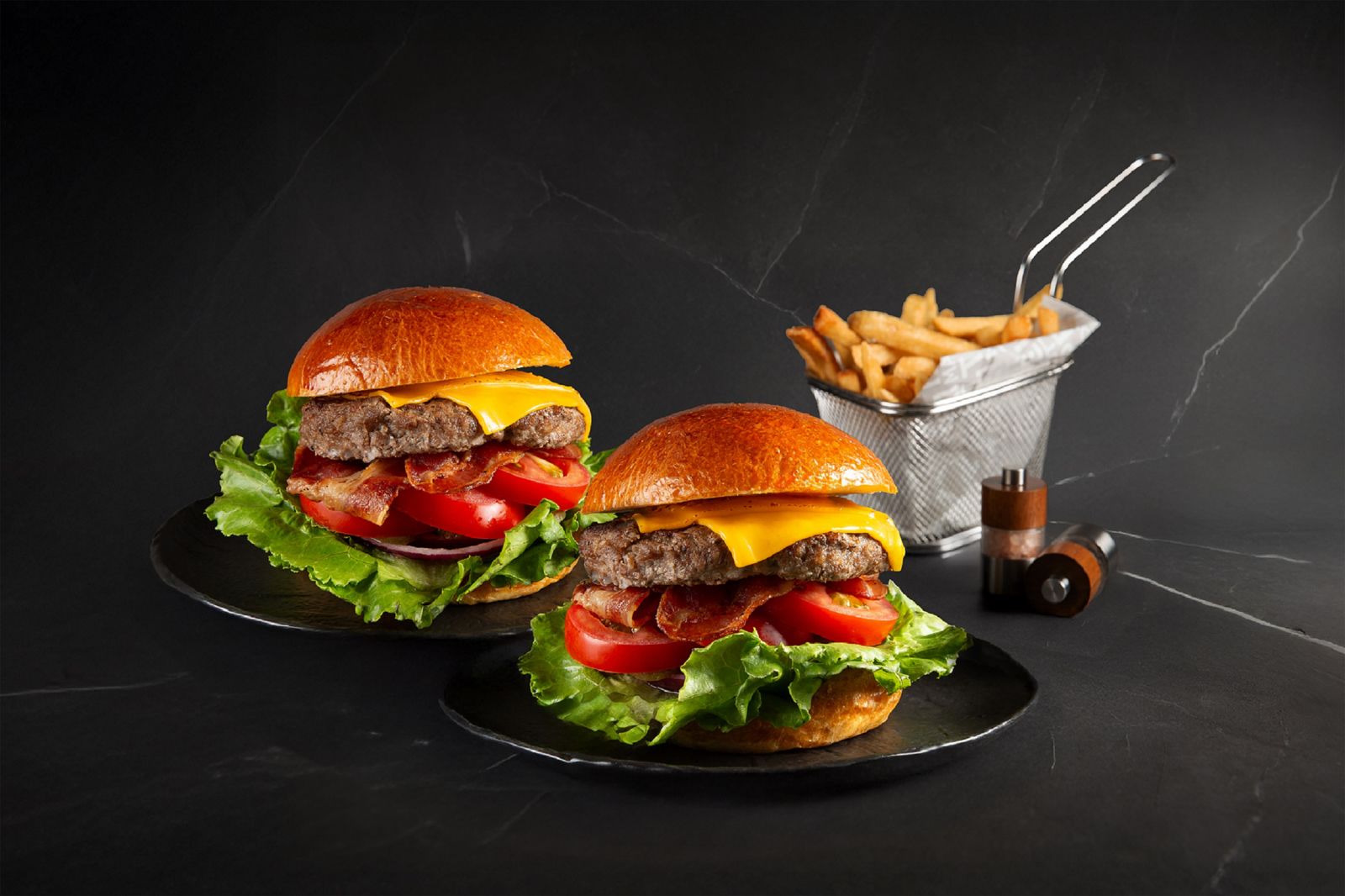 「Lobby Lounge」的「經典牛肉培根切達起司漢堡」第二份只要111元。(台北萬豪酒店供圖)