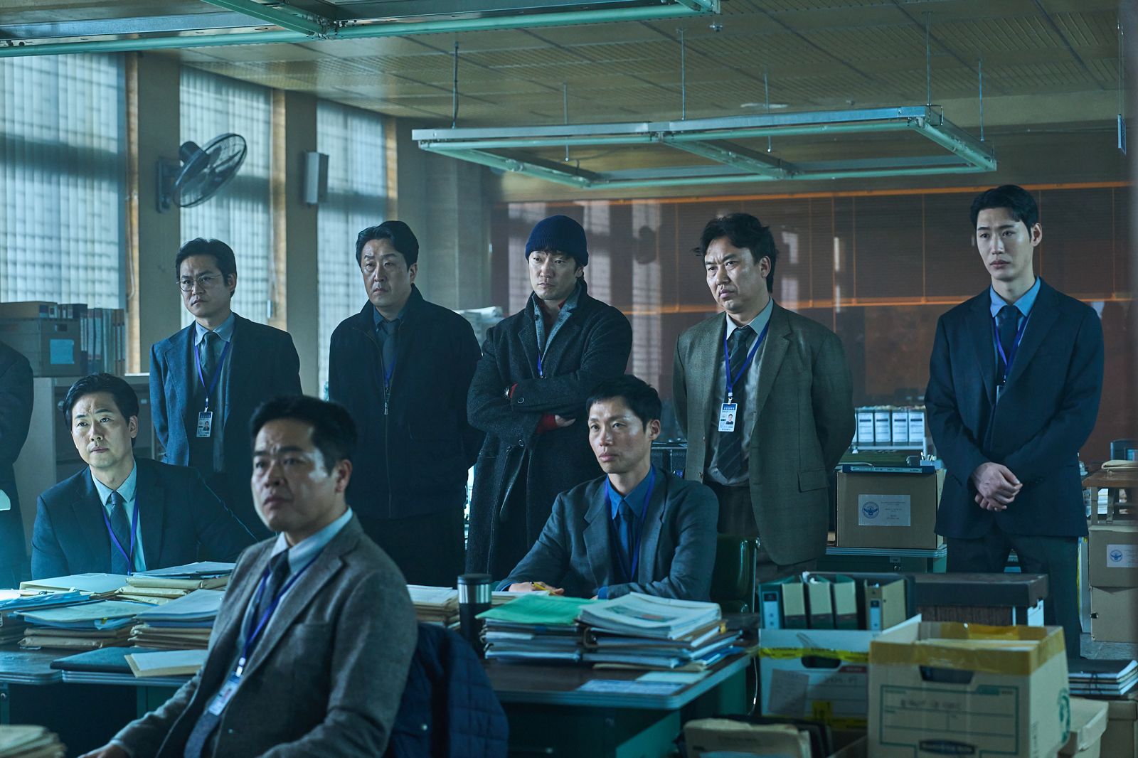 孫錫求（後排中）劇中飾演刑警。Disney+提供