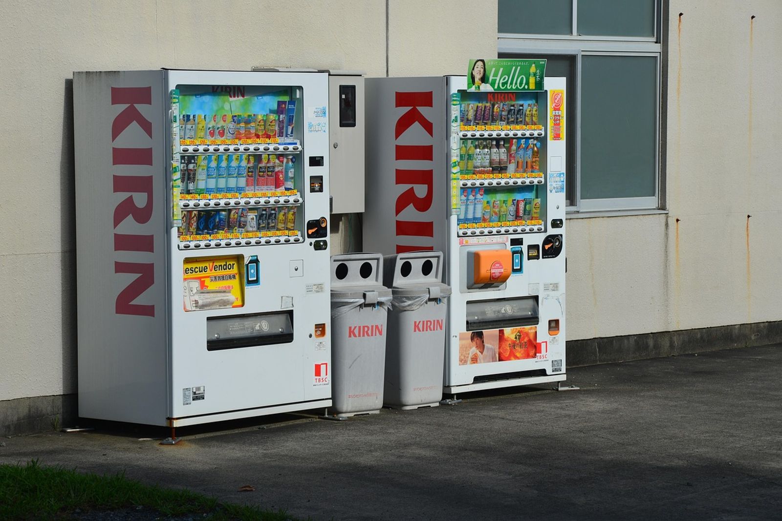 日本自動販賣機旁大多設有垃圾桶。示意圖/翻攝自免費圖庫pixabay