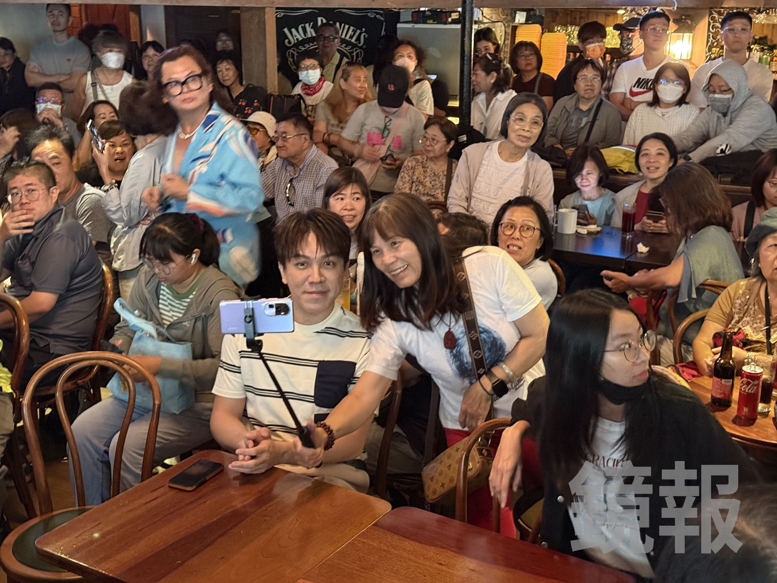 許志豪一到場立刻吸引樂迷要求合照。董孟航攝