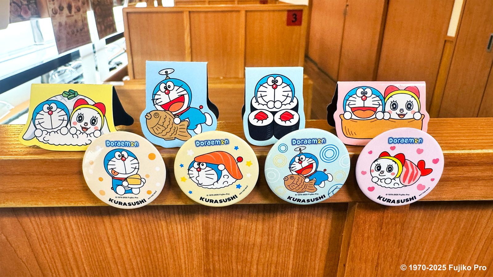 兄妹檔聯手賣萌，4款「磁鐵書籤」、4 款「胸章」同框亮相。（藏壽司供圖）