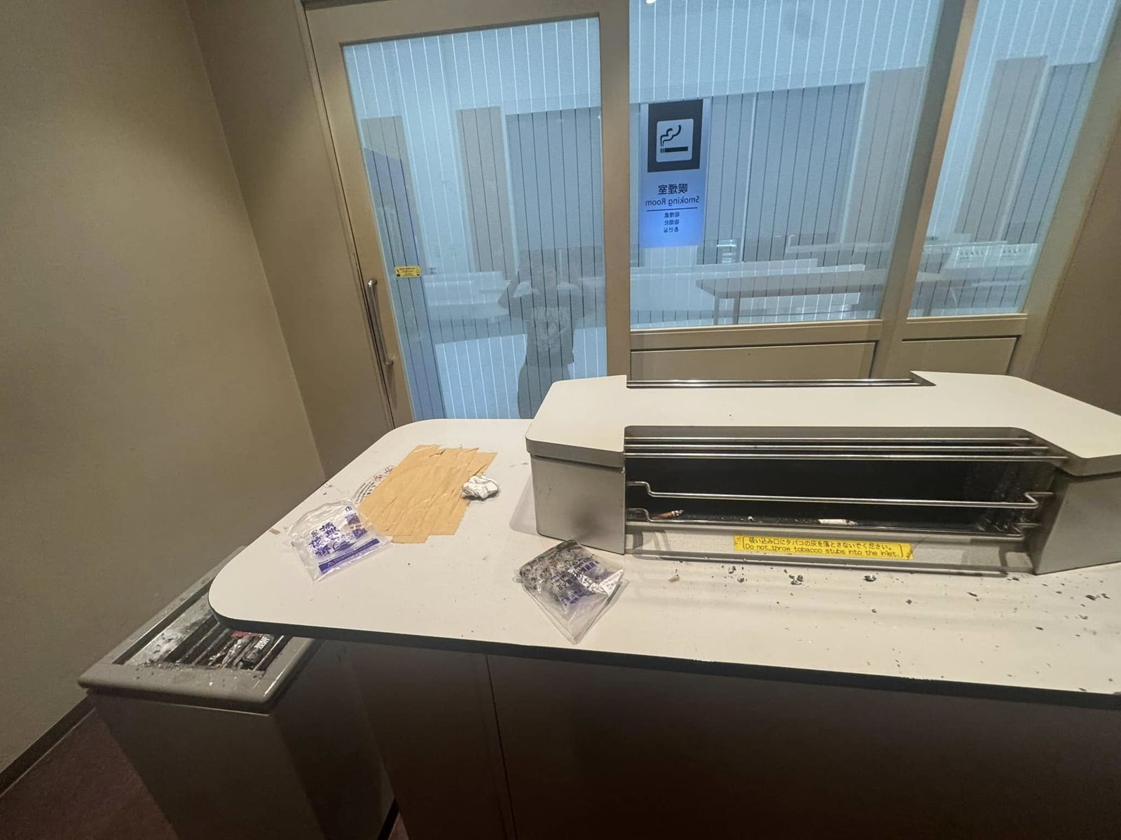 台灣之恥!沖繩那霸機場驚見「兩包檳榔袋+檳榔渣」 網怒轟:水準跟左岸差不多