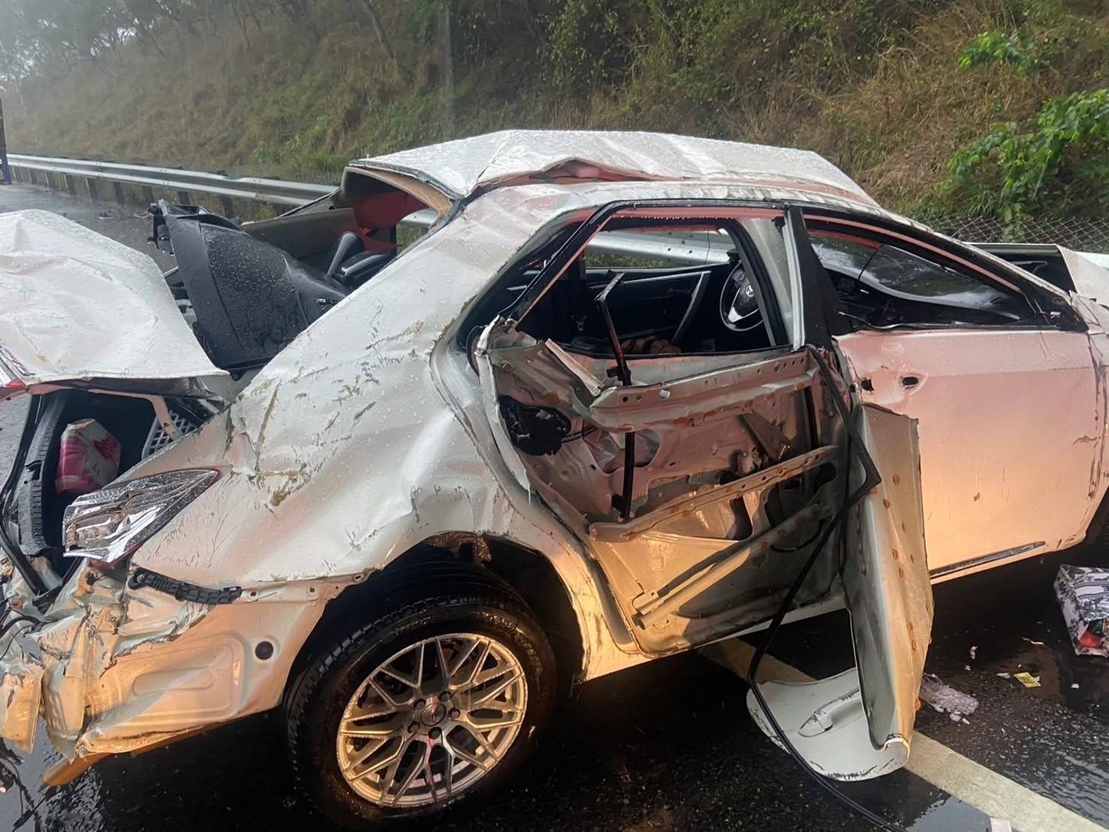 暴雨釀禍？國3北上苑裡段自小客車失控撞護欄　乘客2死駕駛受傷
