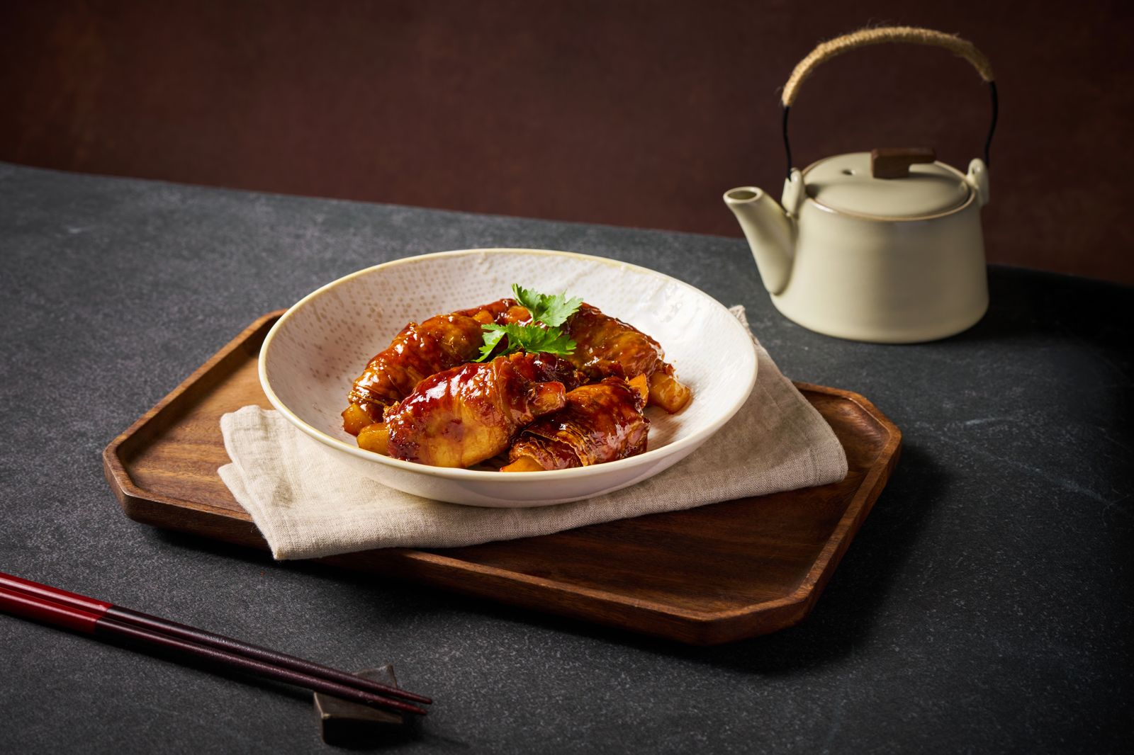 「無錫排骨」以馬鈴薯當骨架，裹豆包酥炸，滷入無錫醬汁，外酥內軟、醬香回甘下飯。（320元／份）