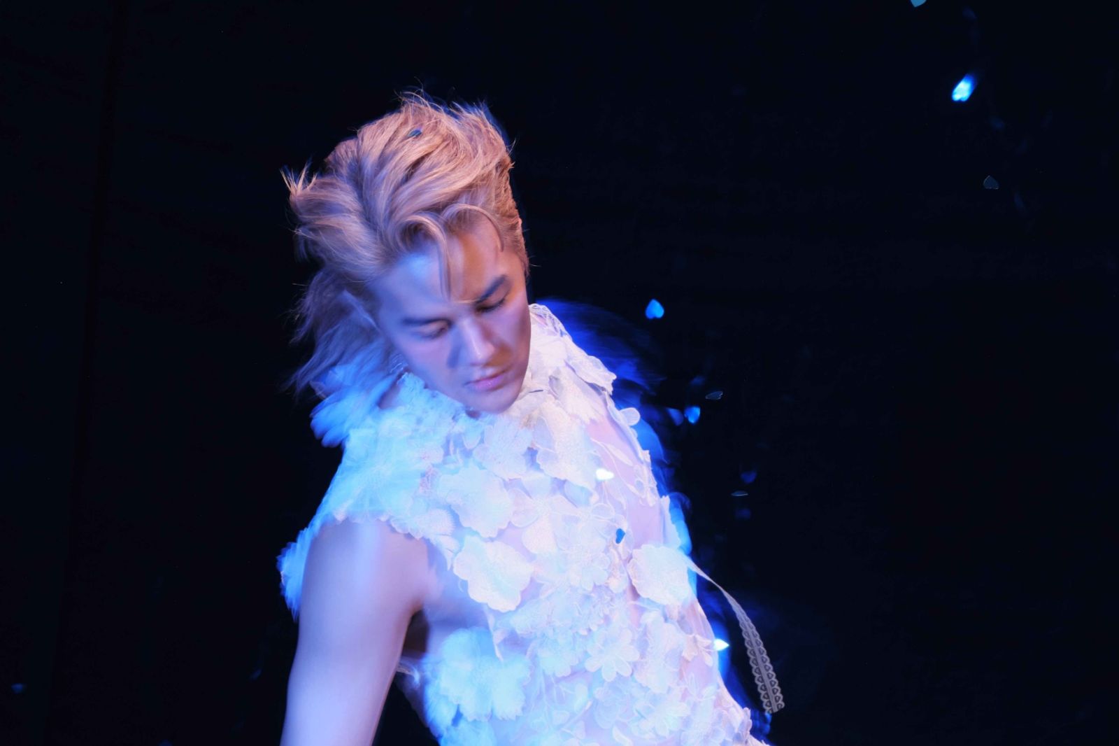 吳克群忍40度高溫吊上10米高!暴雨中談愛:充滿未知驚喜