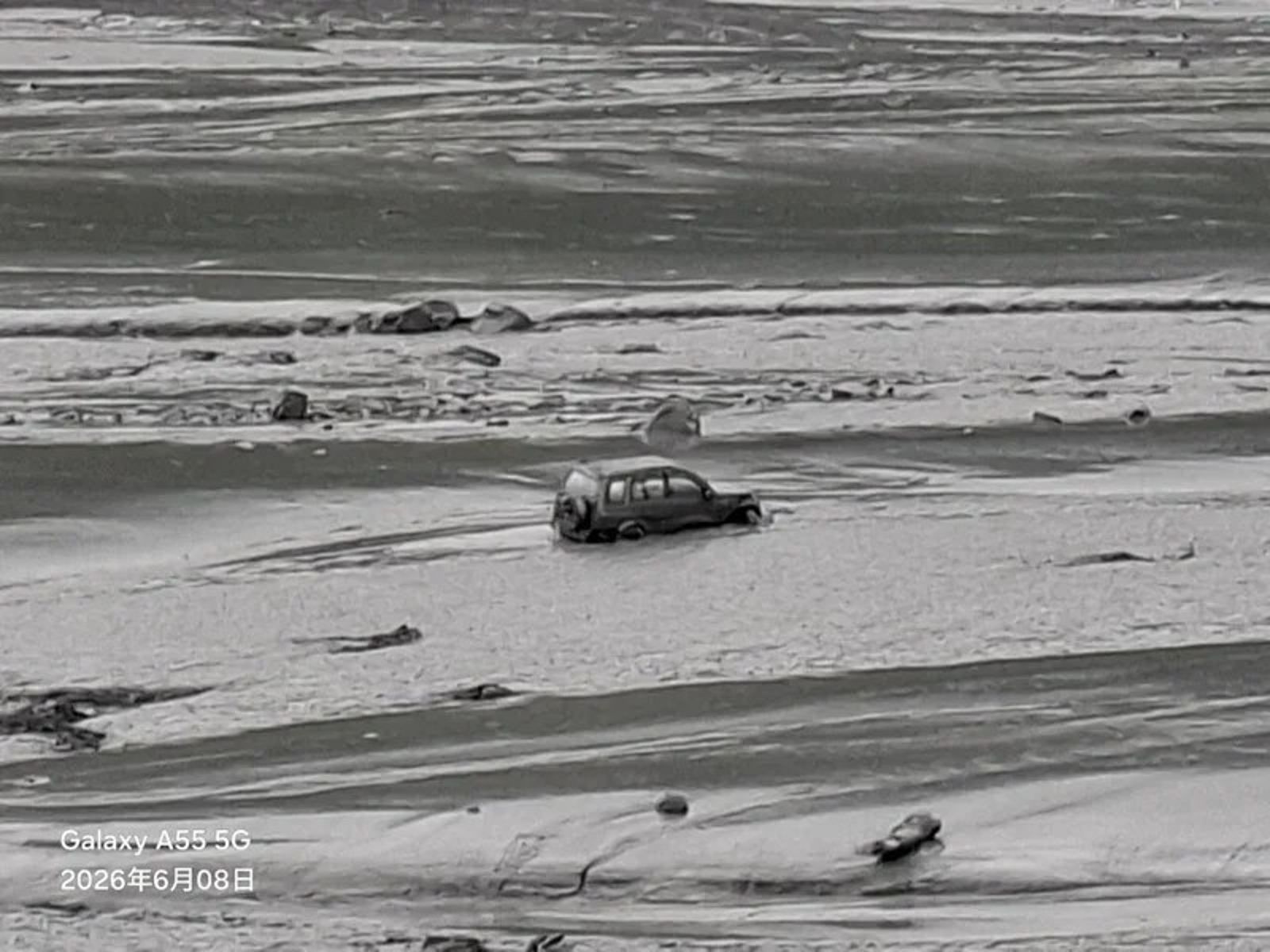 鄧姓工地主任連人帶車被暴漲的溪水沖走，吉普車被發現時，卻不見工地主任蹤影。林保署花蓮分署提供
