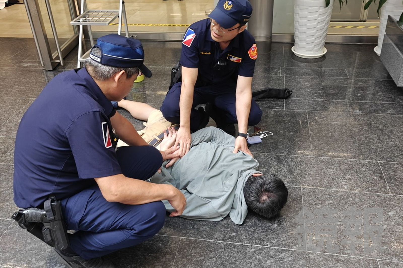 壓制畫面曝光!男持球棒闖台中市府逞凶 「面露詭笑」狂砸服務中心櫃檯被捕