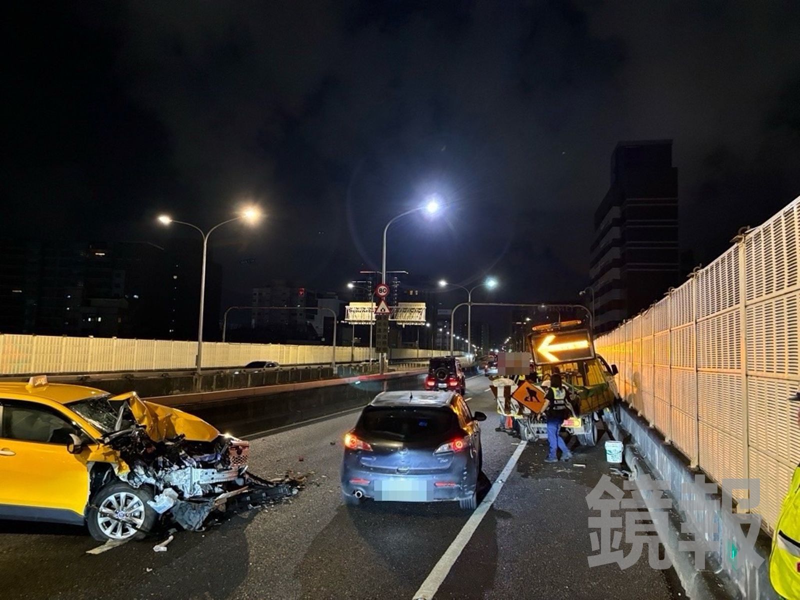 市民高架26歲運將恍神!下秒猛撞交工處施工車「甩撞護欄」 氣囊全爆險喪命