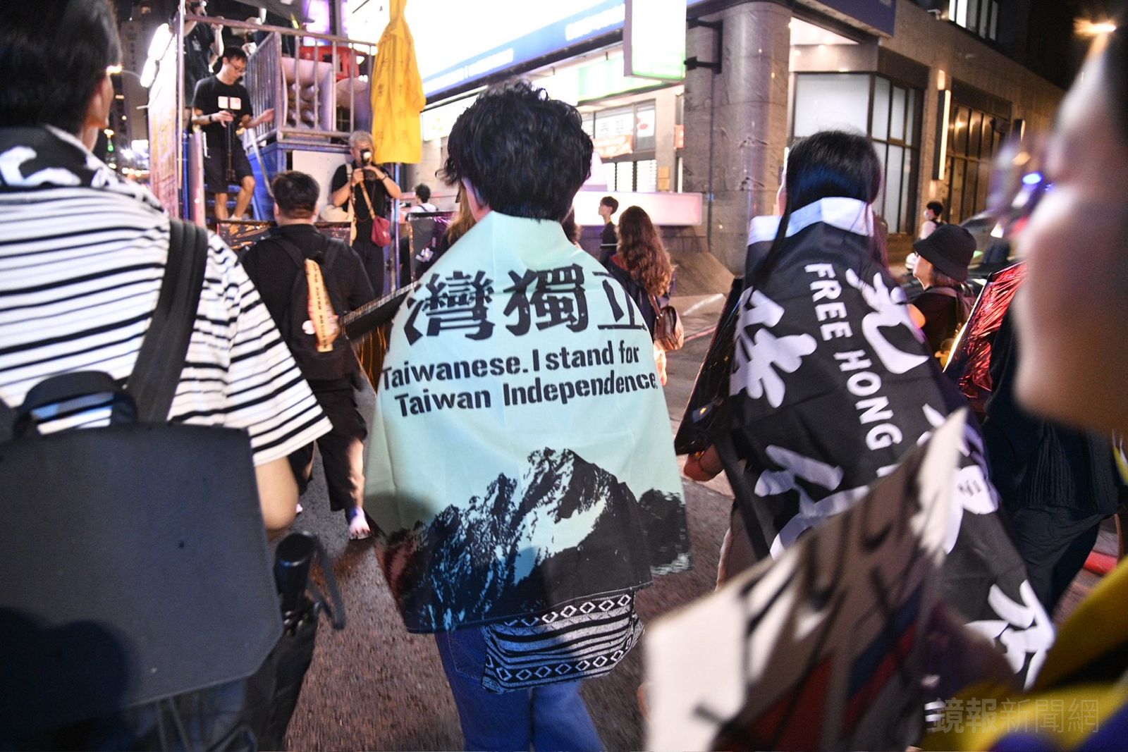 台灣獨立的旗幟也參雜在遊行隊伍中。