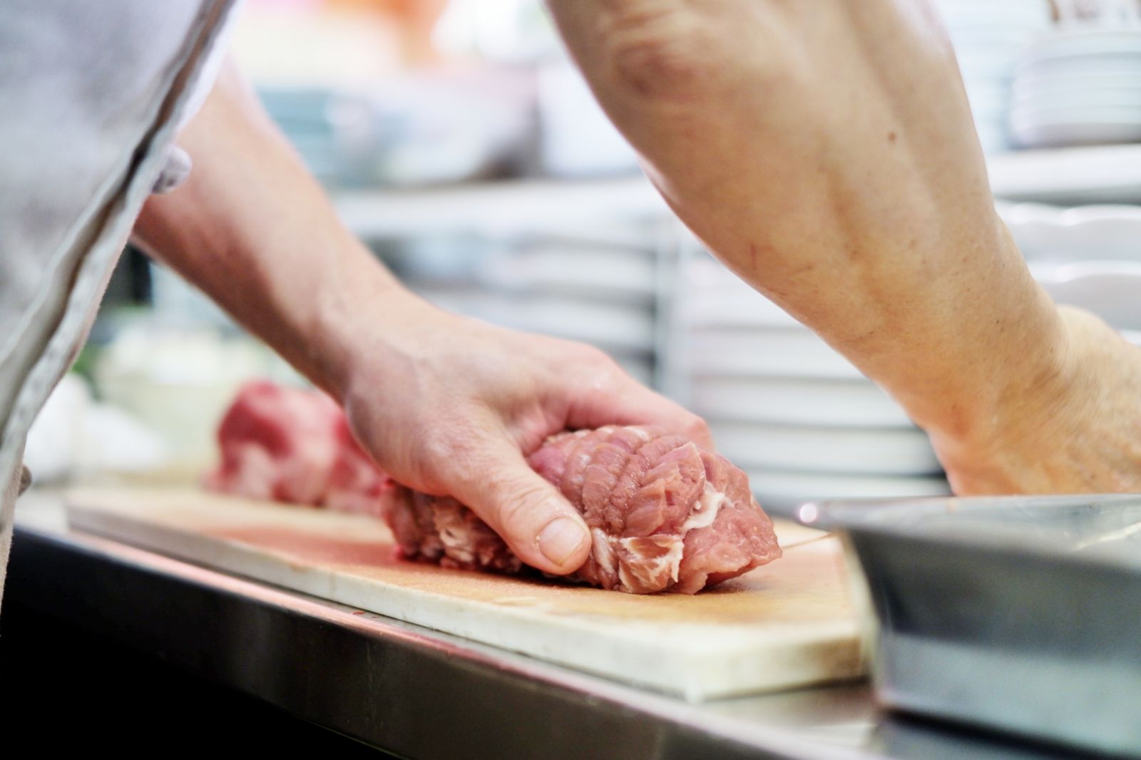 20歲長子靠賣豬肉養活一家9口！5旬父母竟又生「唐氏症7弟」　外婆心碎揭內幕
