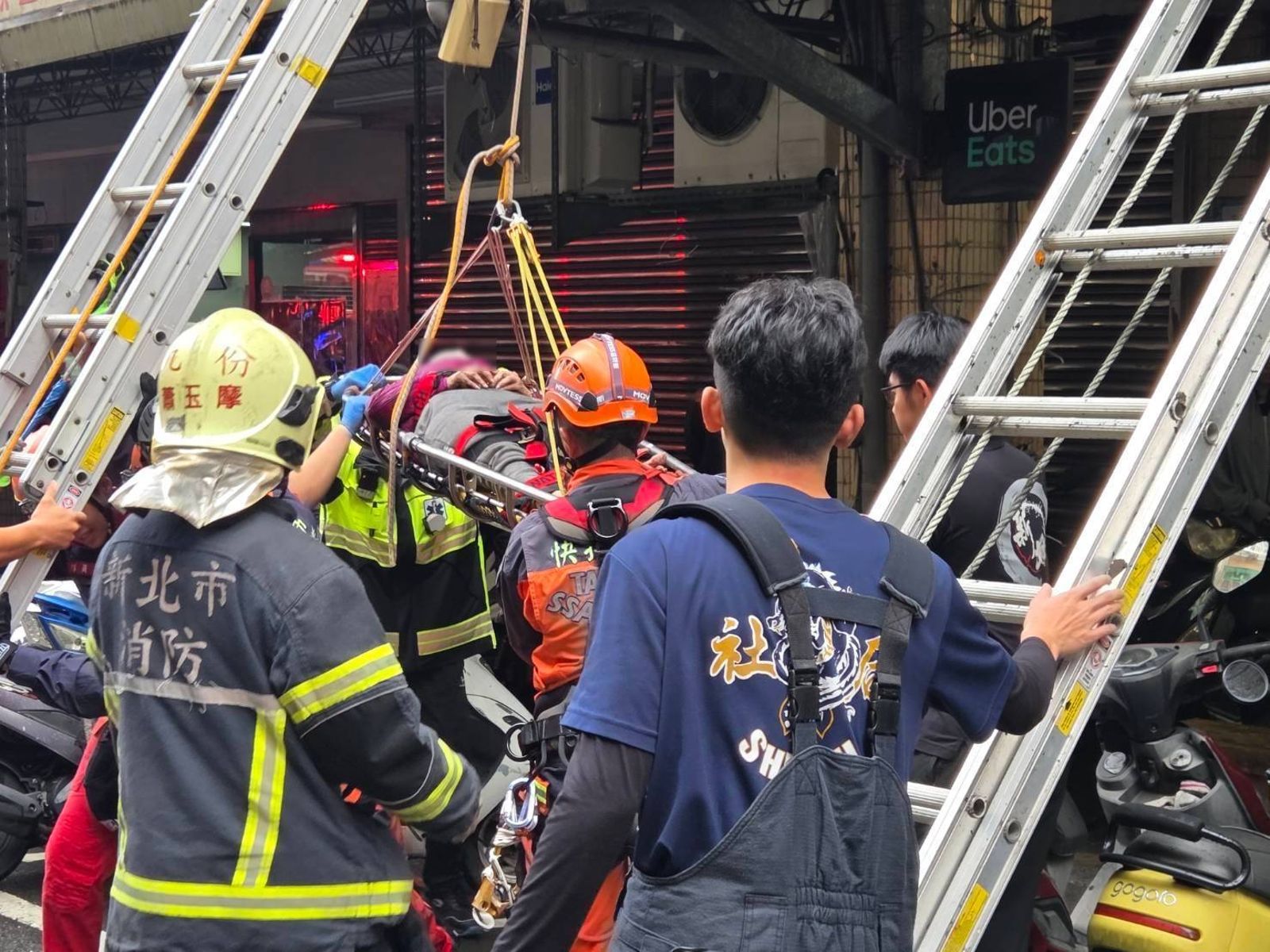 汐止7旬婦墜落遮雨棚 消防隊員吊掛救援送醫