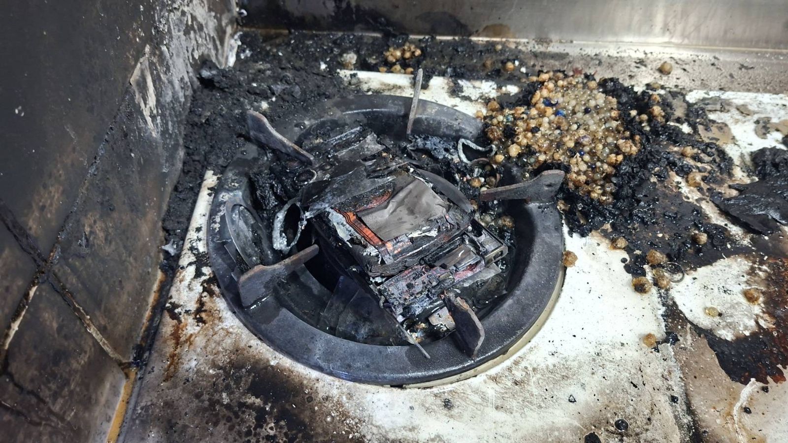 賴男吸毒後搶過母親手機放在瓦斯爐燃燒釀成火警。翻攝畫面