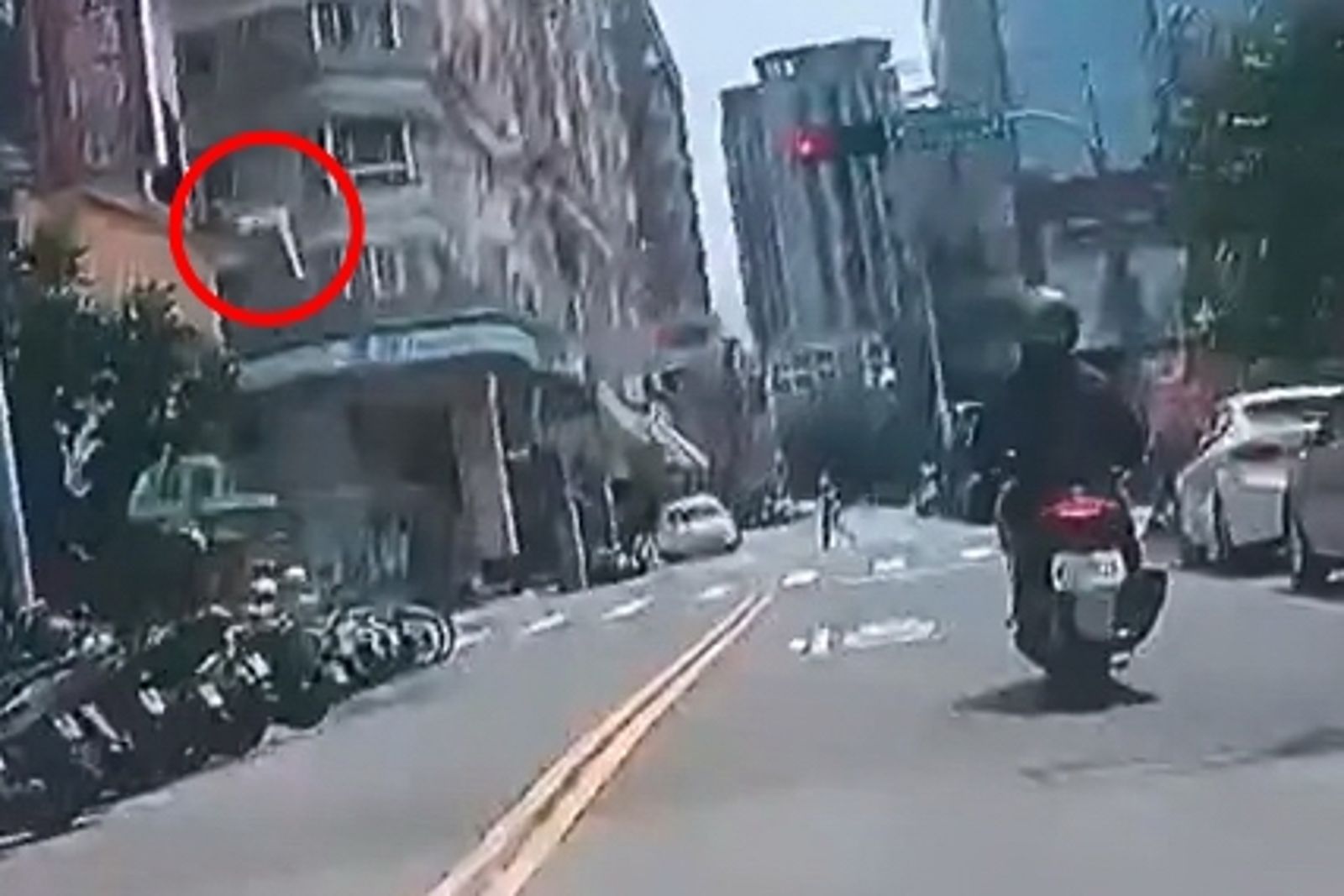 差一步就被砸！台中大樓外牆磁磚突從高空崩落　路過騎士回頭驚見滿地碎石