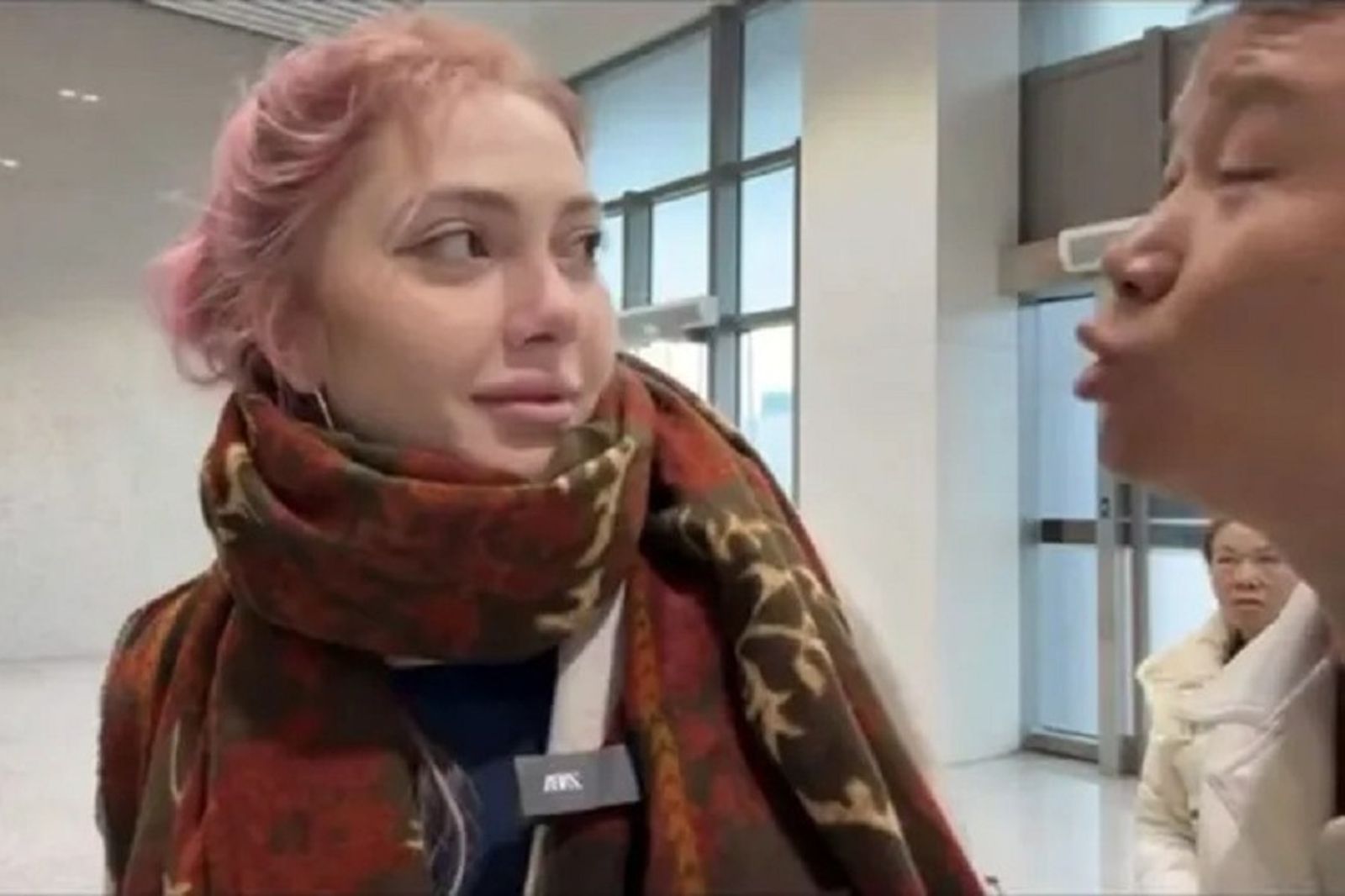 俄正妹網紅旅遊　慘遭中國噁男性騷！親嘴貼臉全來