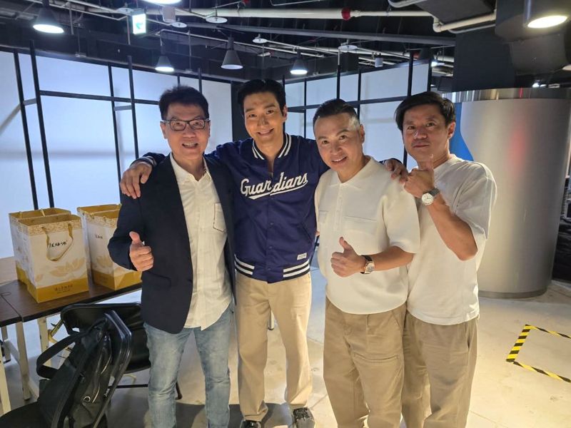鼎王股東大會？SJ始源豪請粉絲「每桌加2盤肉」！15年後同框創辦人　神童1天快閃喊：愛台灣