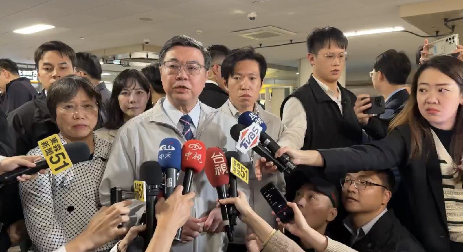 北車、中山站煙霧彈攻擊傷人　卓榮泰：全國鐵公路車站提高戒備