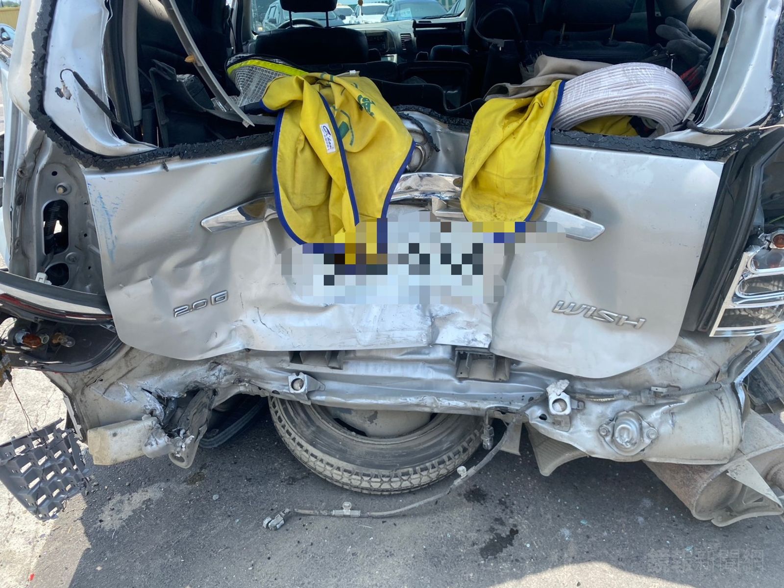 被追撞的自小客車車尾嚴重凹陷。警方提供