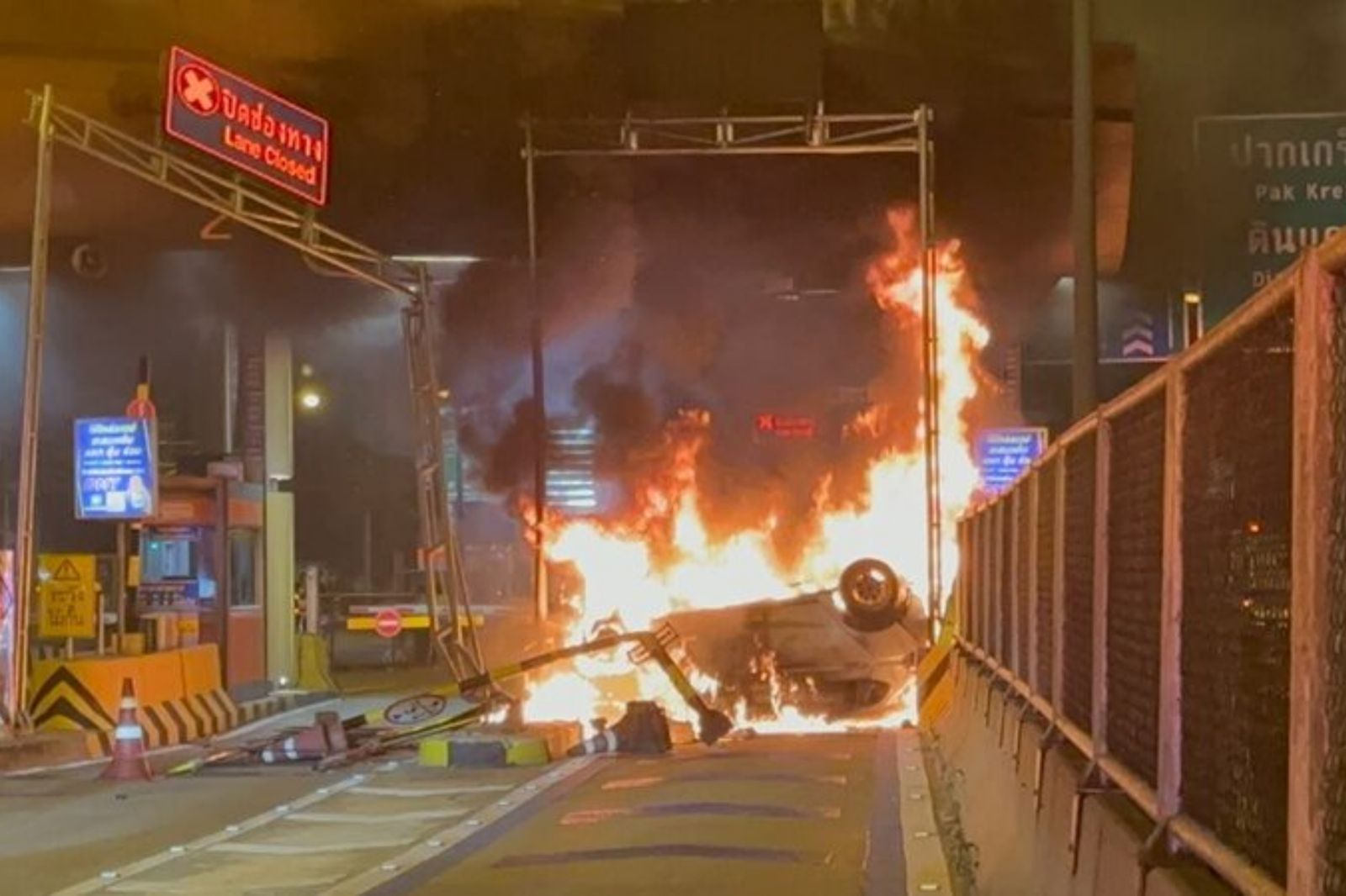 駕駛打瞌睡「自撞收費站」!轎車翻覆燒成火球 濃煙狂竄畫面曝光