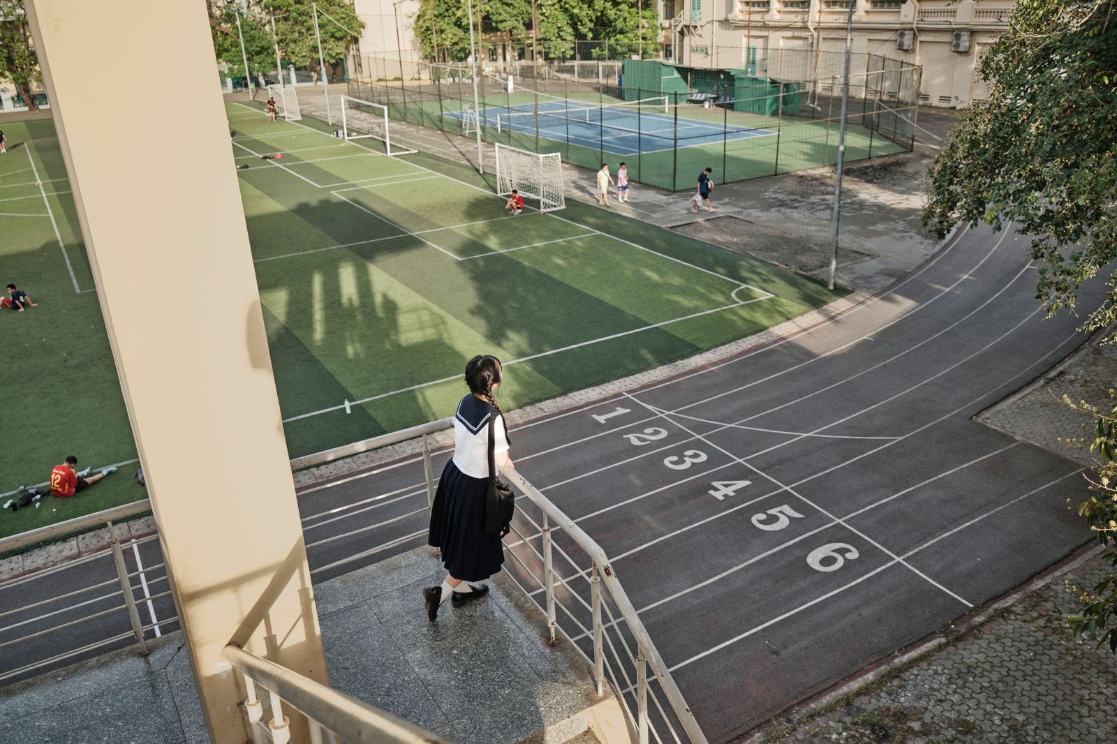 喊女學生飛機場、抓手看時間!高雄師遭記過不服…法院判決出爐