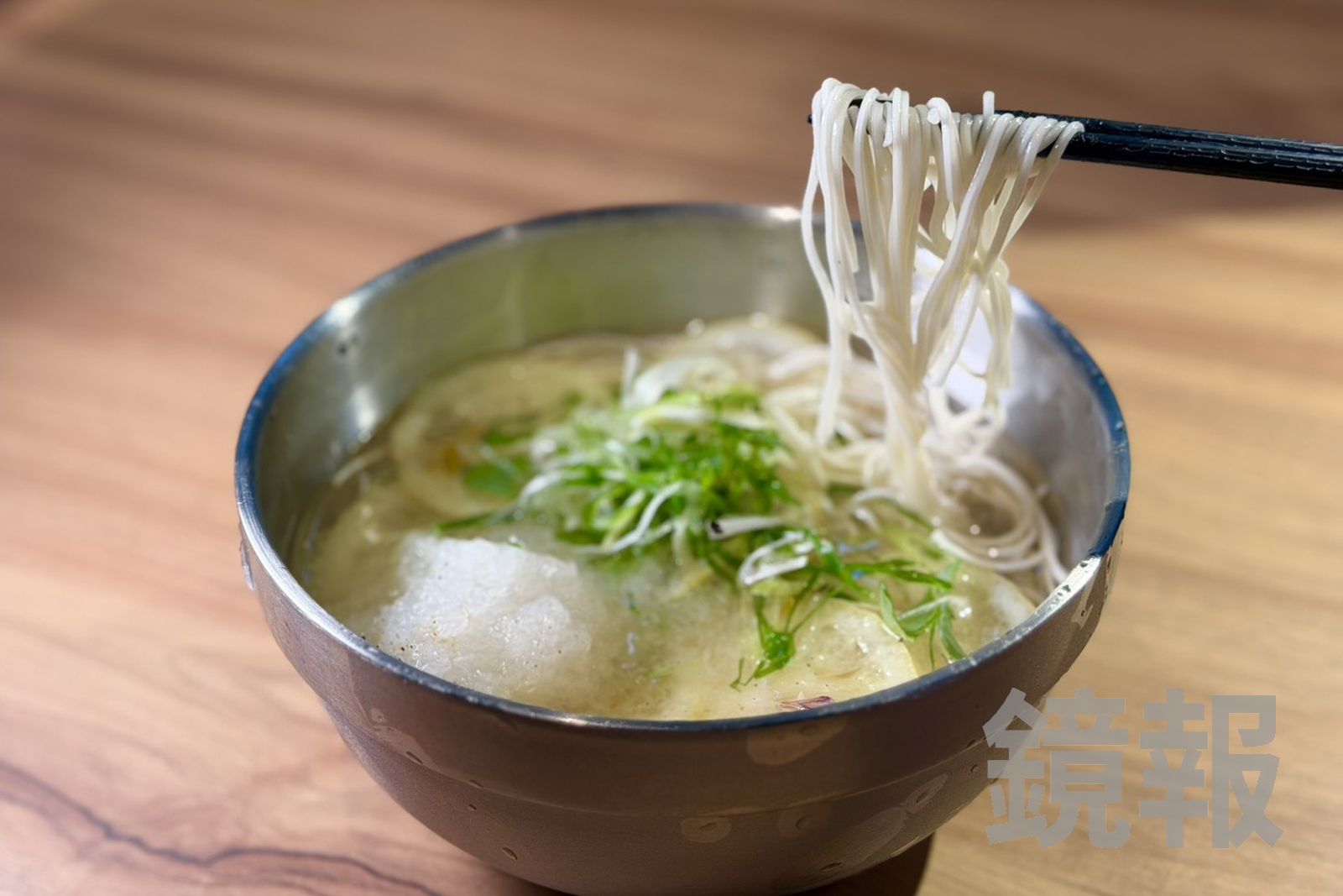 「檸檬風味冷麵」湯汁清爽有檸檬果香,麵條有彈性。(180元/份)