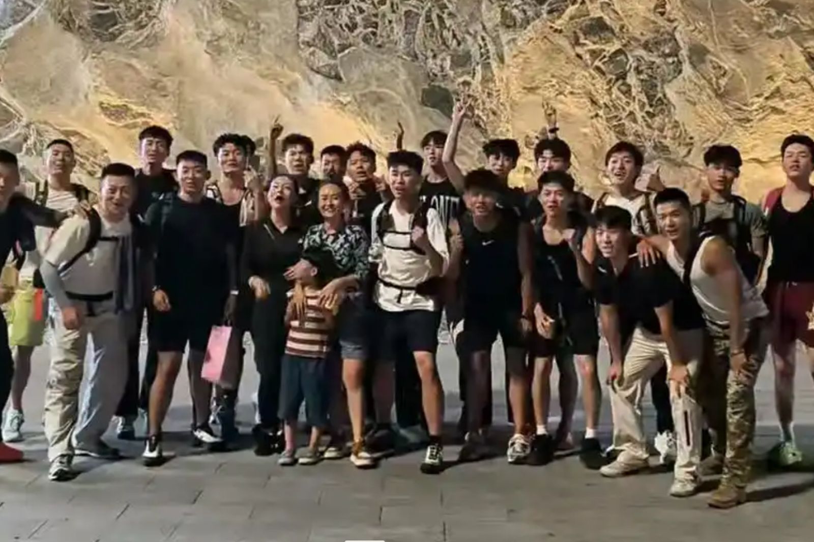 2女花13萬請24帥哥陪爬泰山　網熱議：情緒價值拉滿