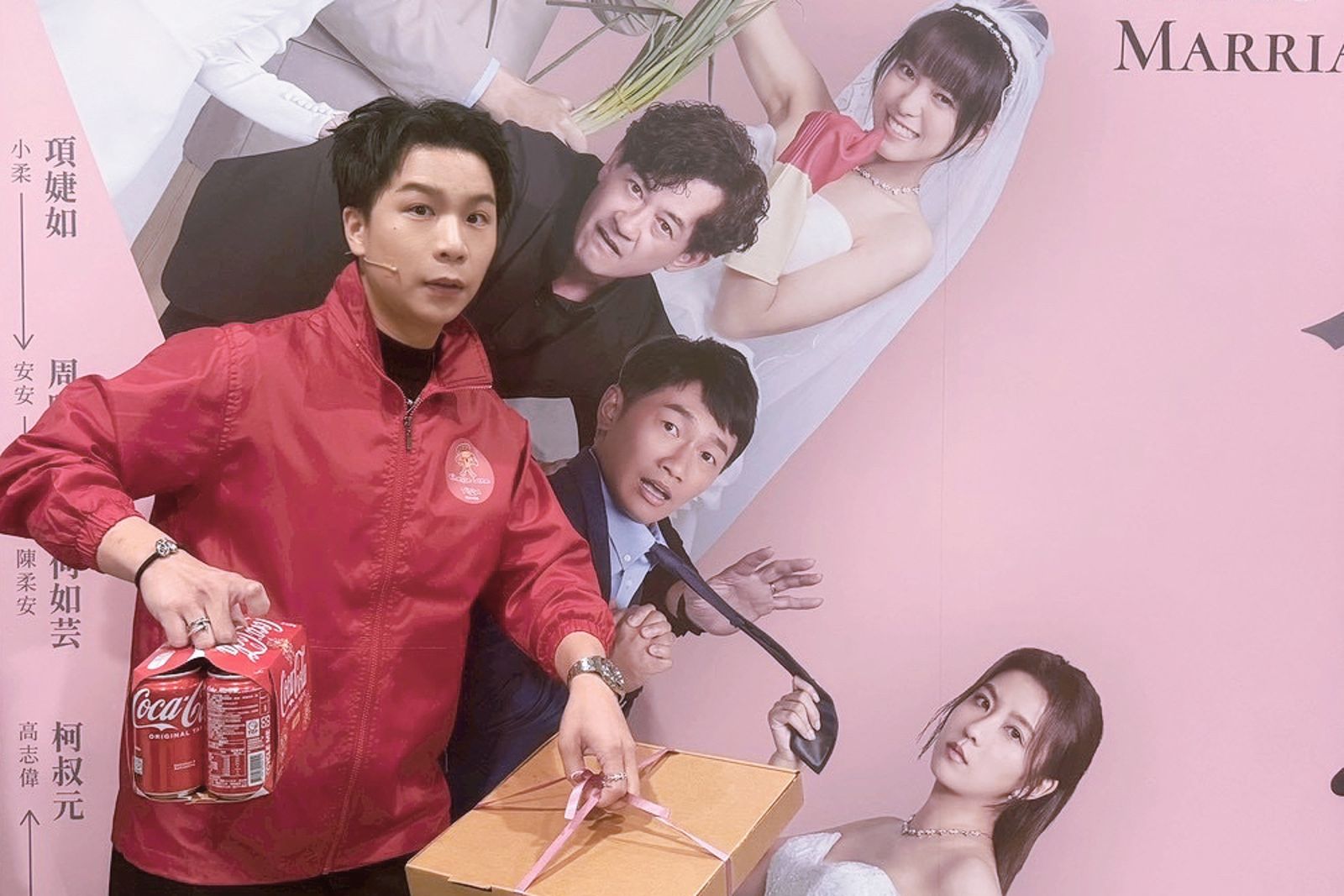 派翠克驚喜客串舞台劇《婚內失戀》 PIZZA外送員，置入《小姐不熙娣》節目。艾彼新創股份有限公司提供