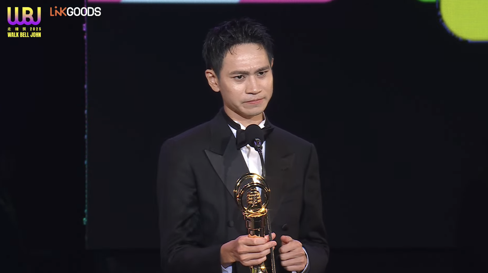 Andy老師一度哽咽。翻攝走鐘獎頒獎典禮 Walk Bell John Awards YouTube