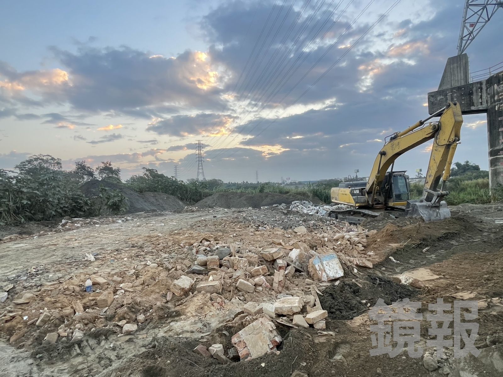 河川地遭棄置廢棄物。台中地檢署提供
