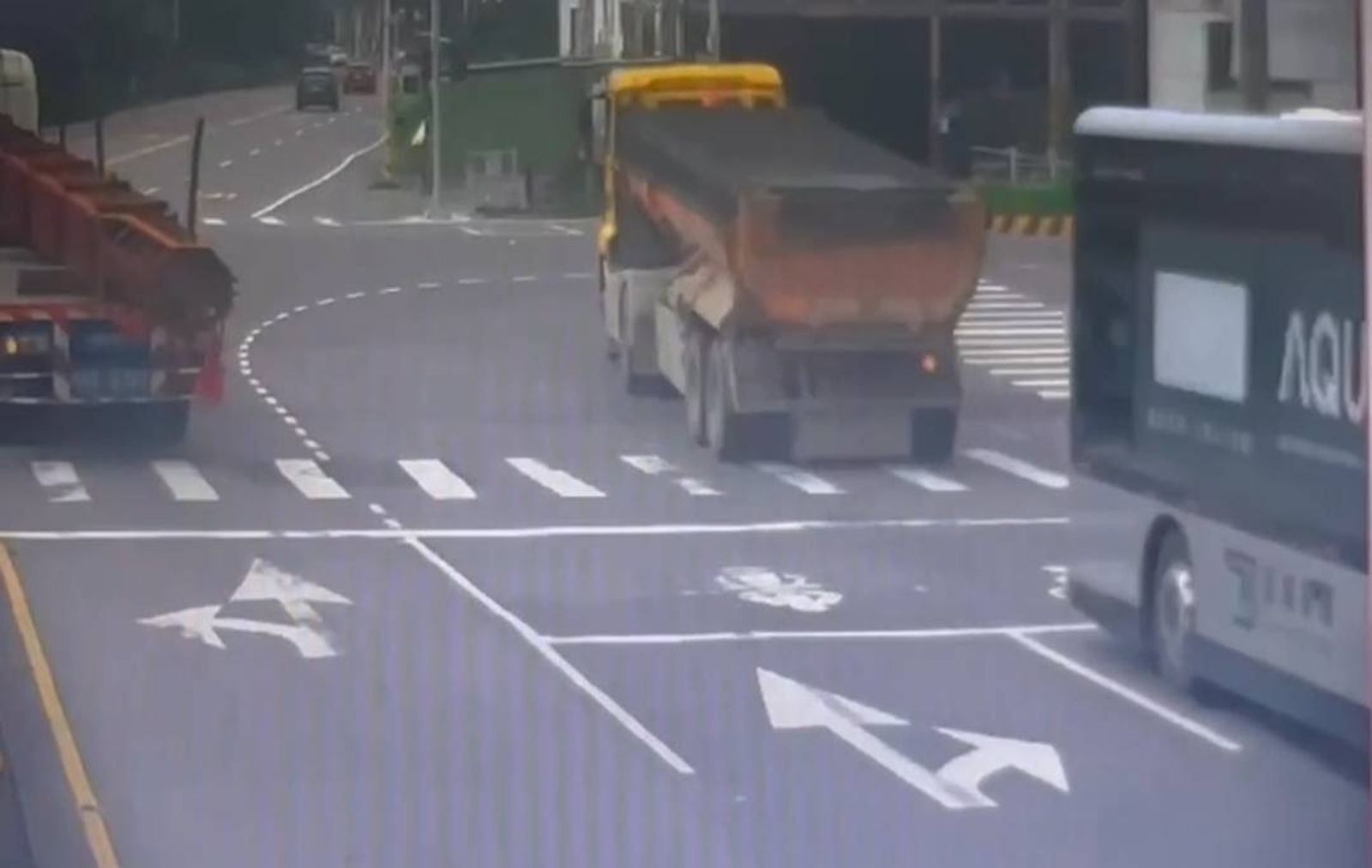 轉彎內輪差釀禍!高雄聯結車擦撞雙載機車 後座78歲婦摔車遭輾斃命