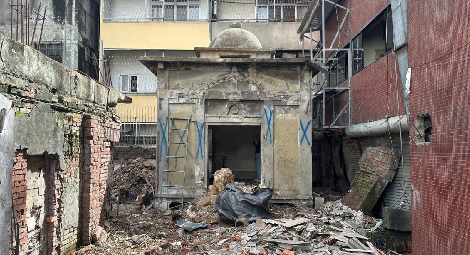 台中鐵皮屋下「驚見神秘古建築」!他靠2關鍵推測「恐是這古蹟」急暫停拆除