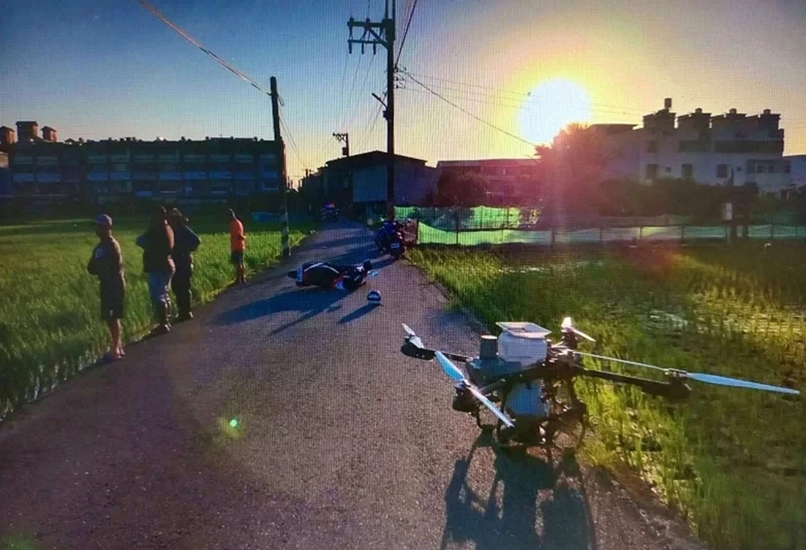 無人機施肥 剛起飛就擊落機車女騎士 雙證全無又闖禁航區 罰單恐破百萬