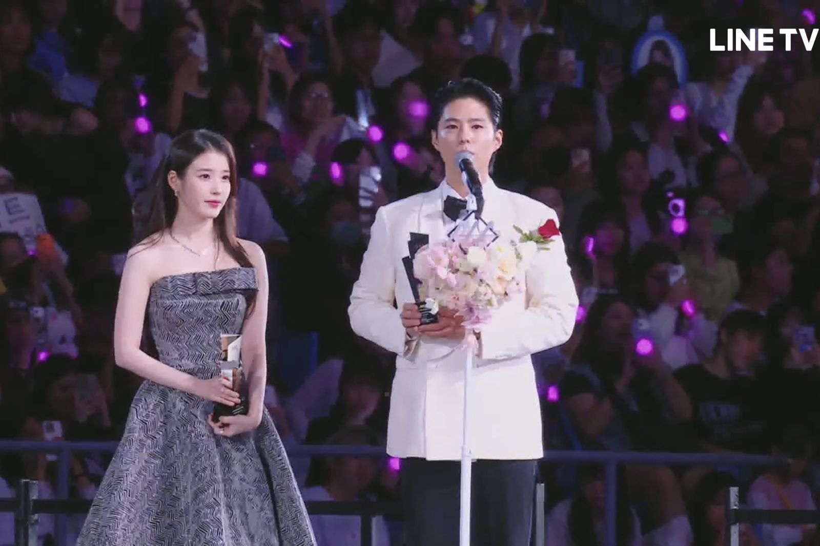 《苦盡柑來》CP牽手放閃領情侶獎！　IU甜喊：謝謝朴寶劍