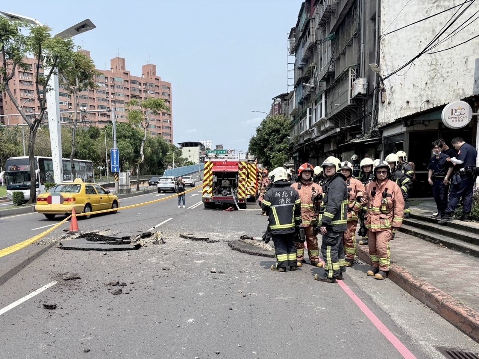 驚悚畫面曝光!板橋縣民大道傳爆炸 柏油路面突「炸裂」煙塵四起