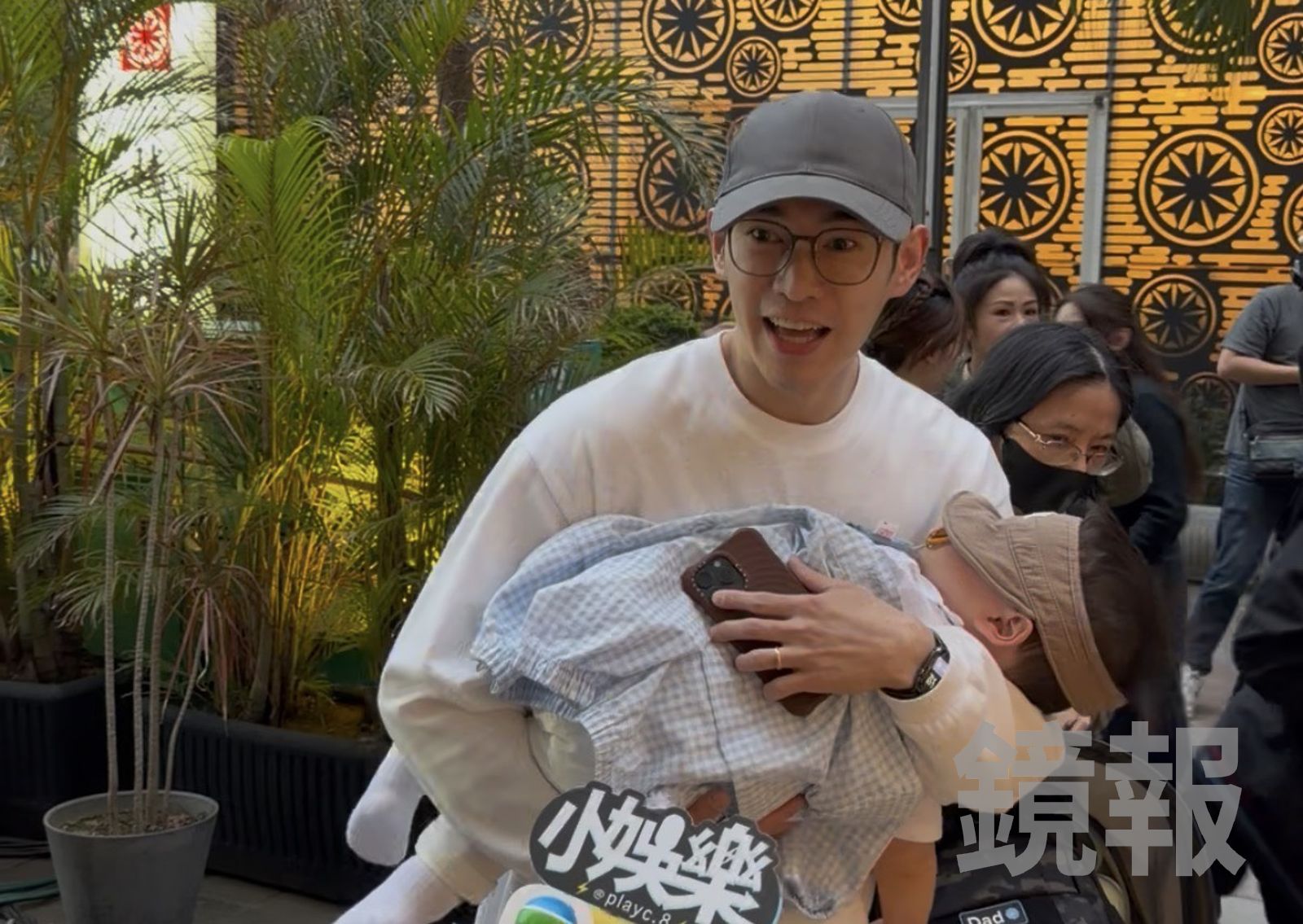 歐陽妮妮被傳懷二胎！張書豪抱娃現身婚禮喊8字吐實情　宋芸樺緊牽交往6年男友同框放閃