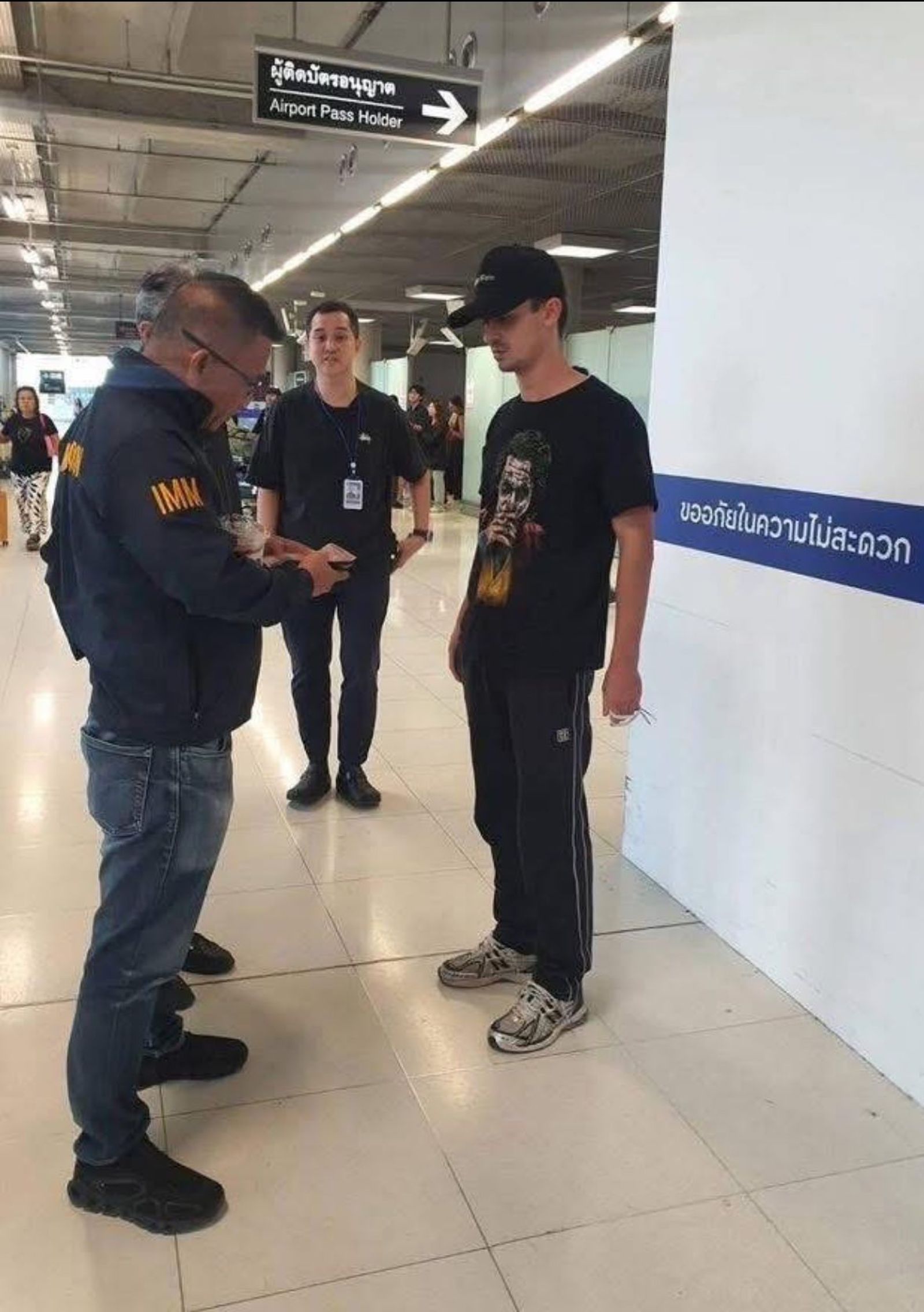 道格科夫(右)遭警方逮捕。圖／Phuketandamannews