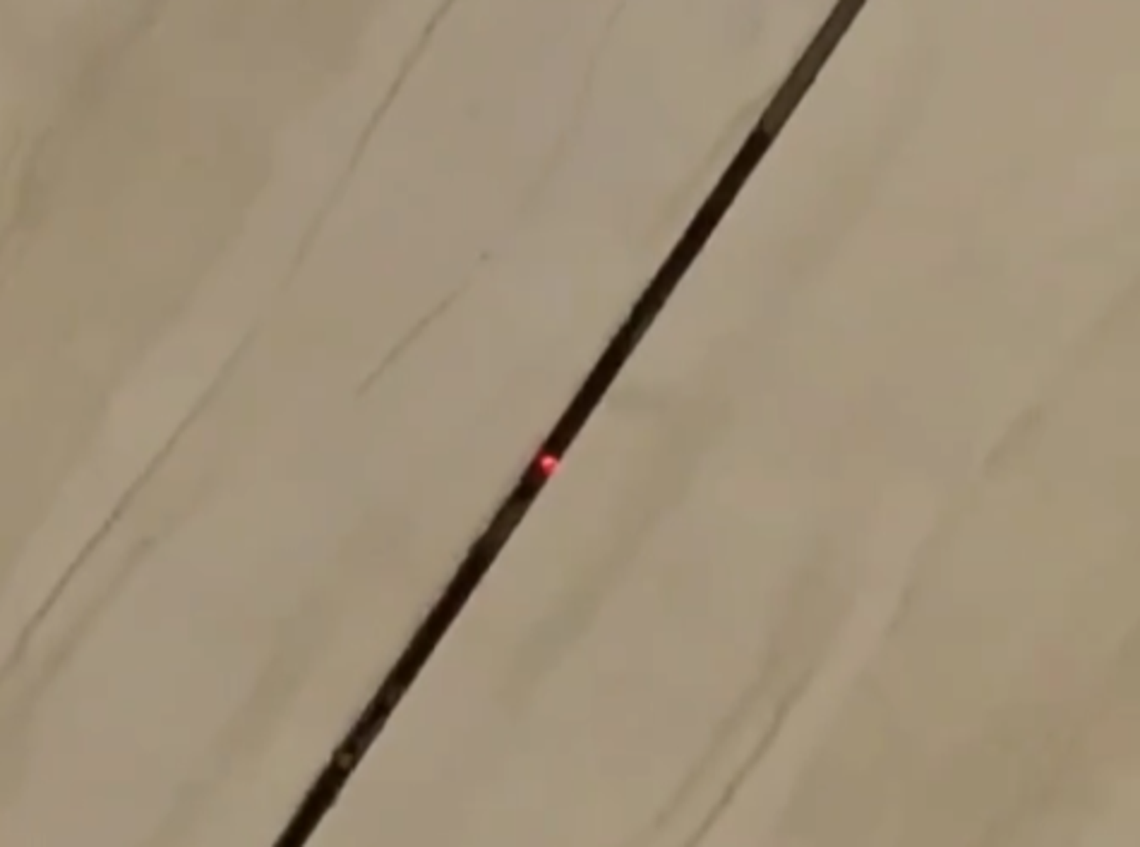 偷拍新手法？地板磁磚縫隙現「紅光」網憂：以後連地板也要檢查 