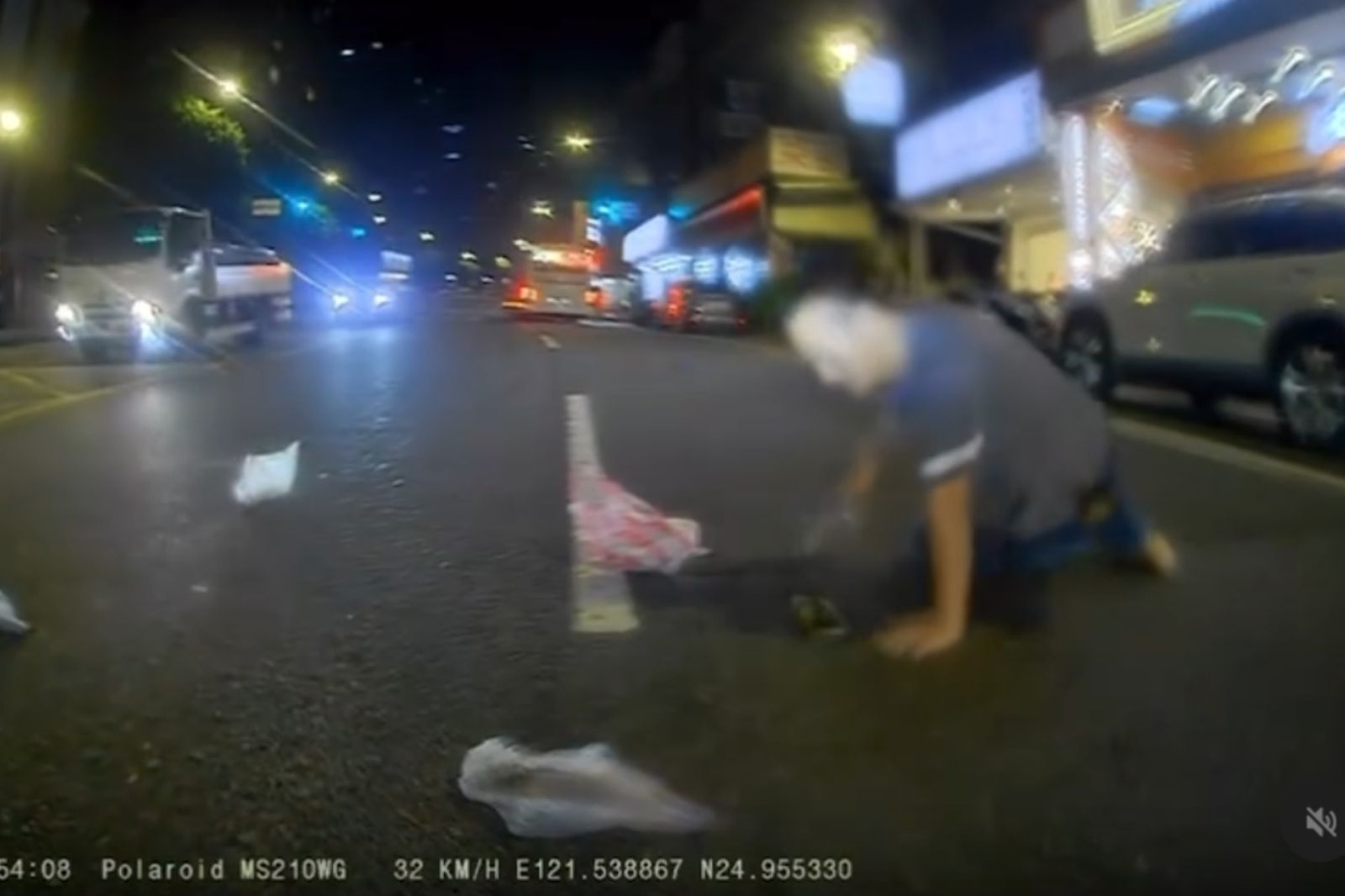 超扯車禍！行人「路中突冒出」騎士閃避不及撞上　引網論戰