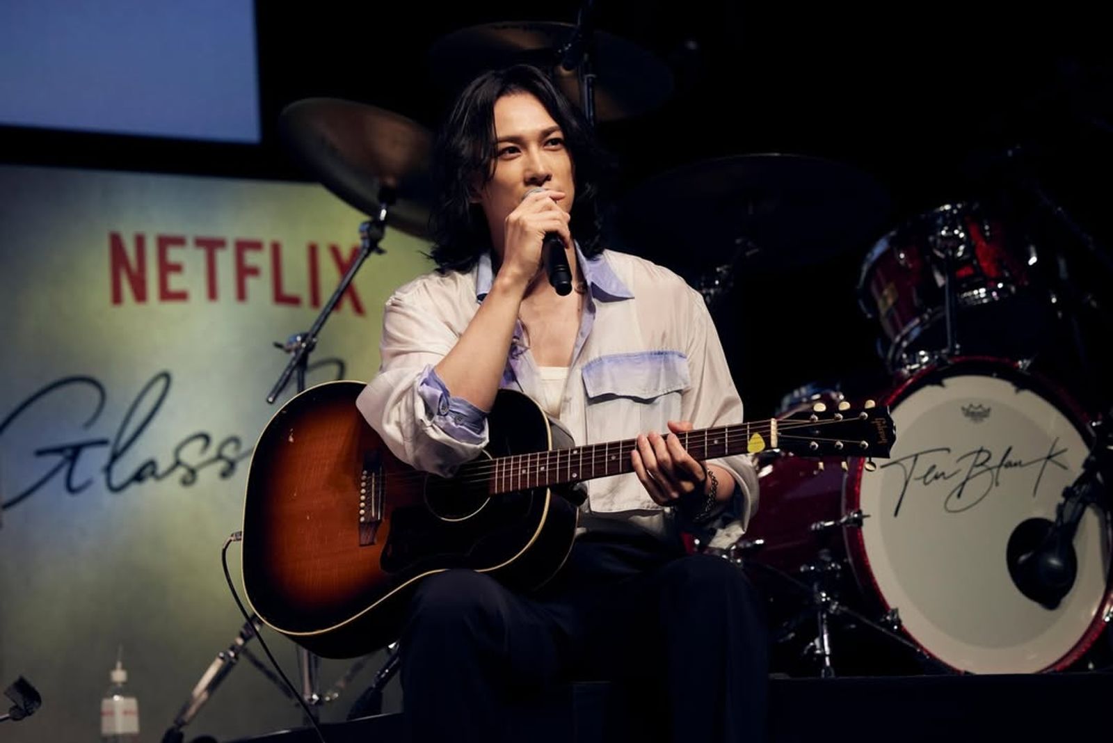 町田啓太為戲留長頭髮。翻攝IG@netflixjp