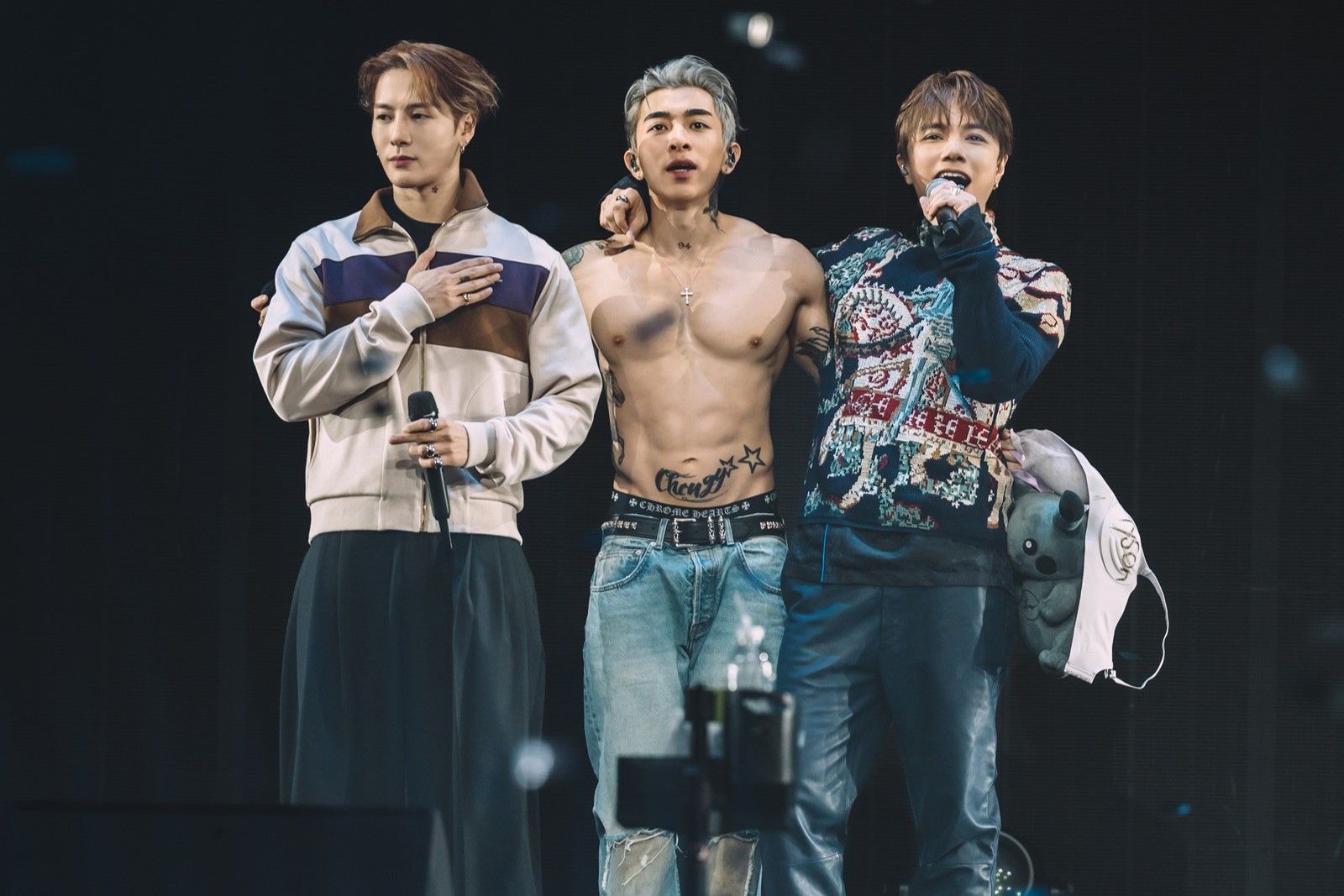 吉他「破處」秀六塊肌！Tyson Yoshi半裸上陣　同台王嘉爾、張敬軒「肌情四射」