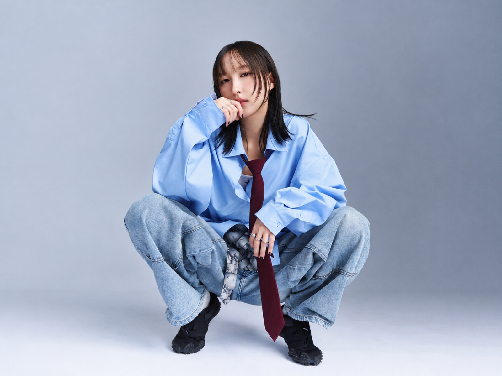 LAWA日前拍攝新歌〈活著的副作用〉MV,展現驚人柔軟度。圖/環球音樂
