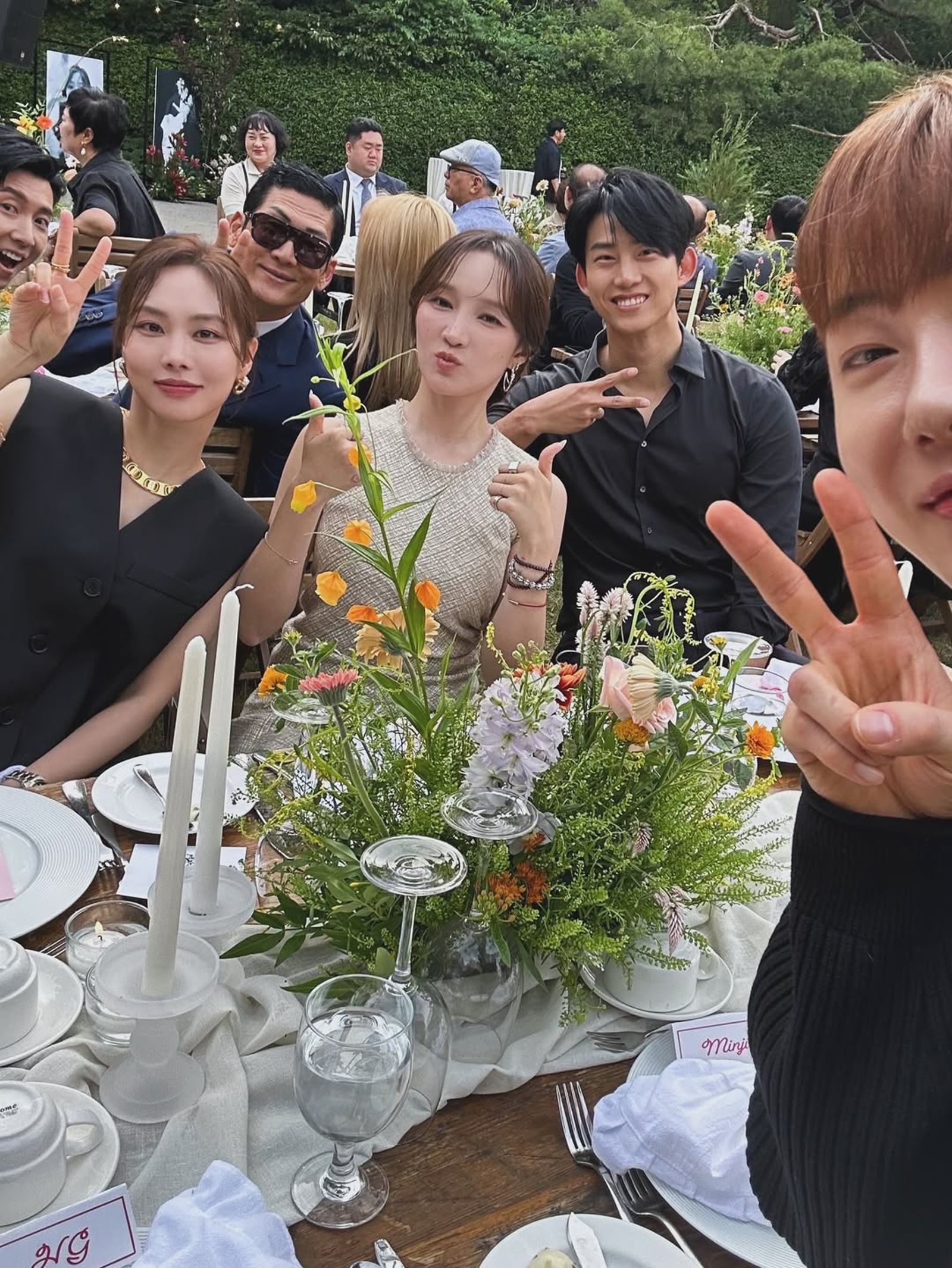 Brian（左起）、王霏霏、朴俊炯、孟佳、玉澤演、趙權一同合照。翻攝IG