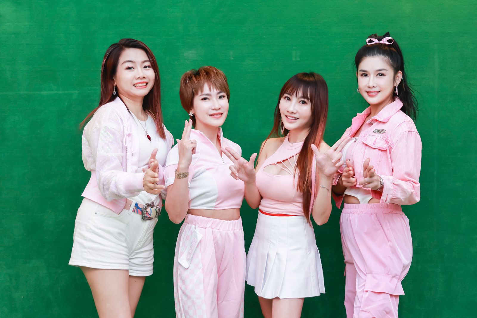 王宥忻攜手關關、Cony、艾軒三位商界女力組成話題女團「F40」。女神愛啪啪提供